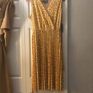 Lark & Grey Yellow Floral Print Midi Length Dress Size L